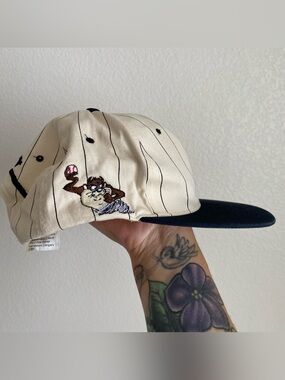 1992 Warner Bros embroidered TAZ snapback 6 panel baseball cap,  cream/navy